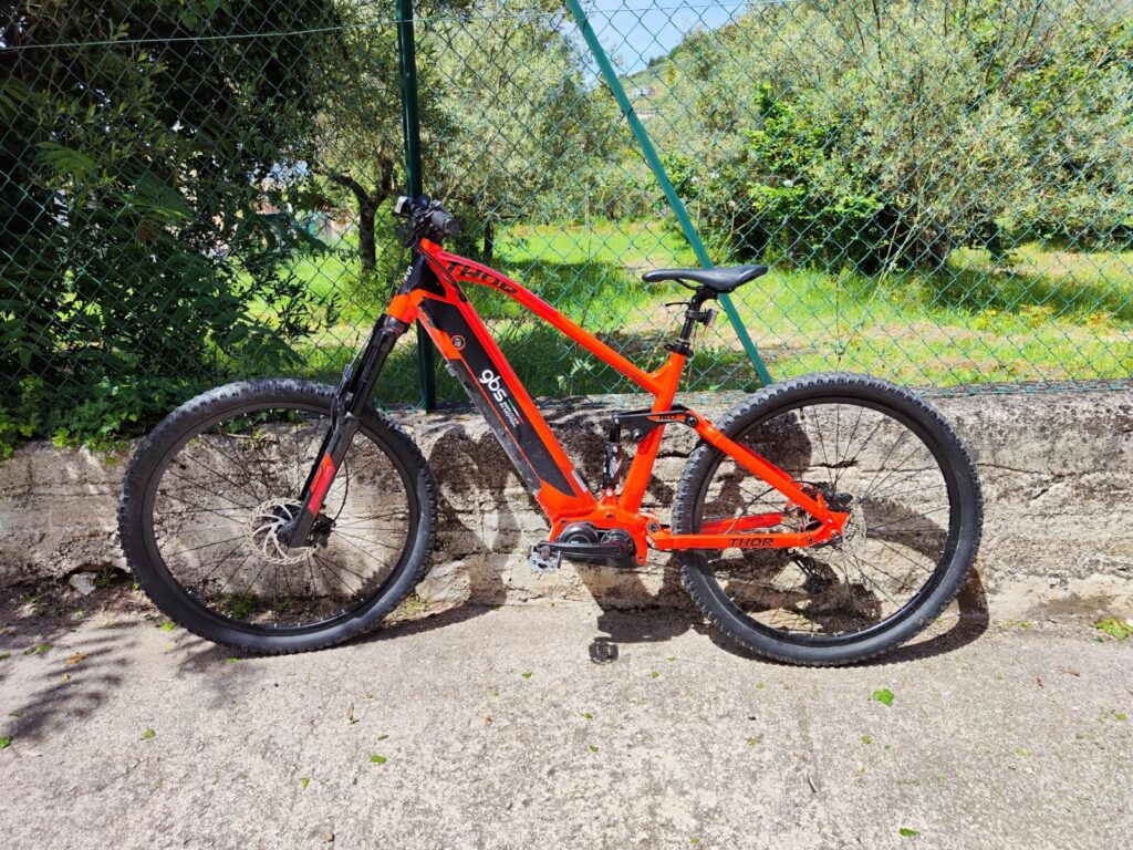Illustrazione per l'articolo «Tripadvisor»: Esplorare Trevi e dintorni in E-Bike partendo dall’hotel.