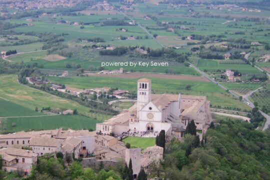 Illustrazione per l'articolo «Scoprire e ammirare Assisi»: Il Calendimaggio ad Assisi: la festa che saluta la primavera.
