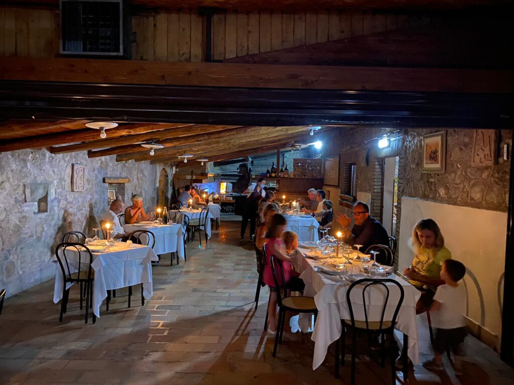 Foto della pagina Affitto E-Bike: Weekend romantico in Umbria: la cena davanti al camino acceso — galleria 61.